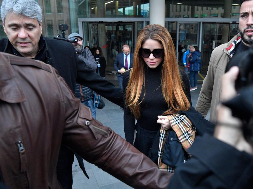 Shakira sale de un tribunal español en diciembre en medio de su separación de Gerard Piqué (Getty Images)