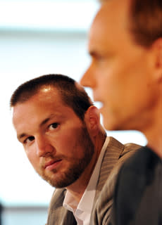 Rick Nash looks on as Columbus GM Scott Howson speaks at a 2009 press conference that announced Nash's contract extension