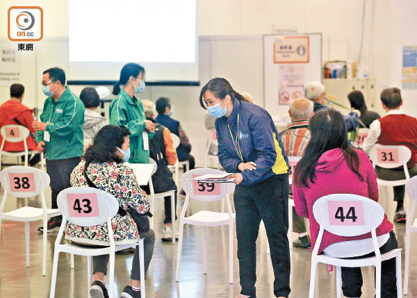 銅鑼灣：政府昨日正式展開疫苗接種計劃，圖為中央圖書館疫苗接種中心。（何天成攝）