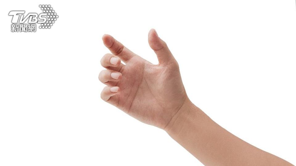 醫師建議可請孩子把大拇指包住握拳，確認手指是否過長。（示意圖，非當事人／shutterstock達志影像）