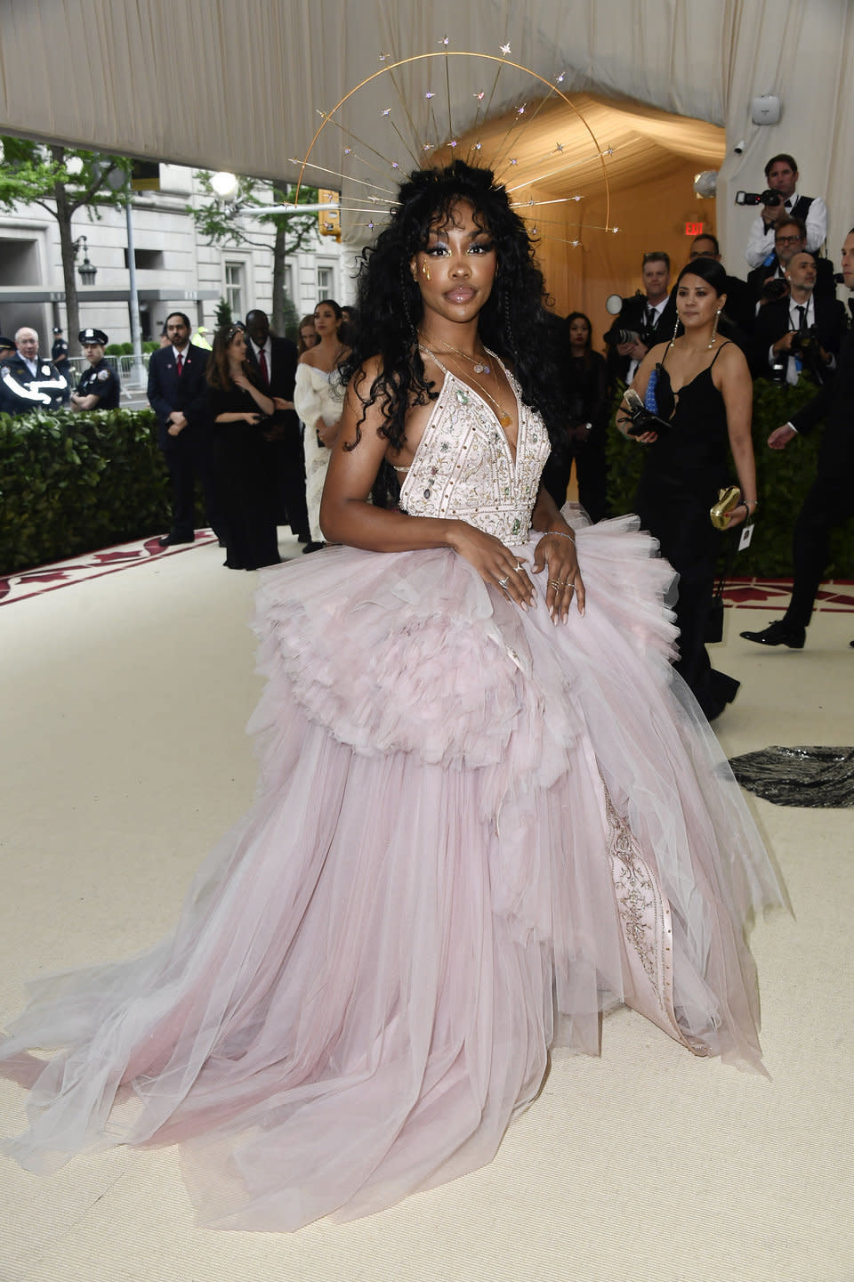 The singer wears Versace at the Met Gala.&nbsp;