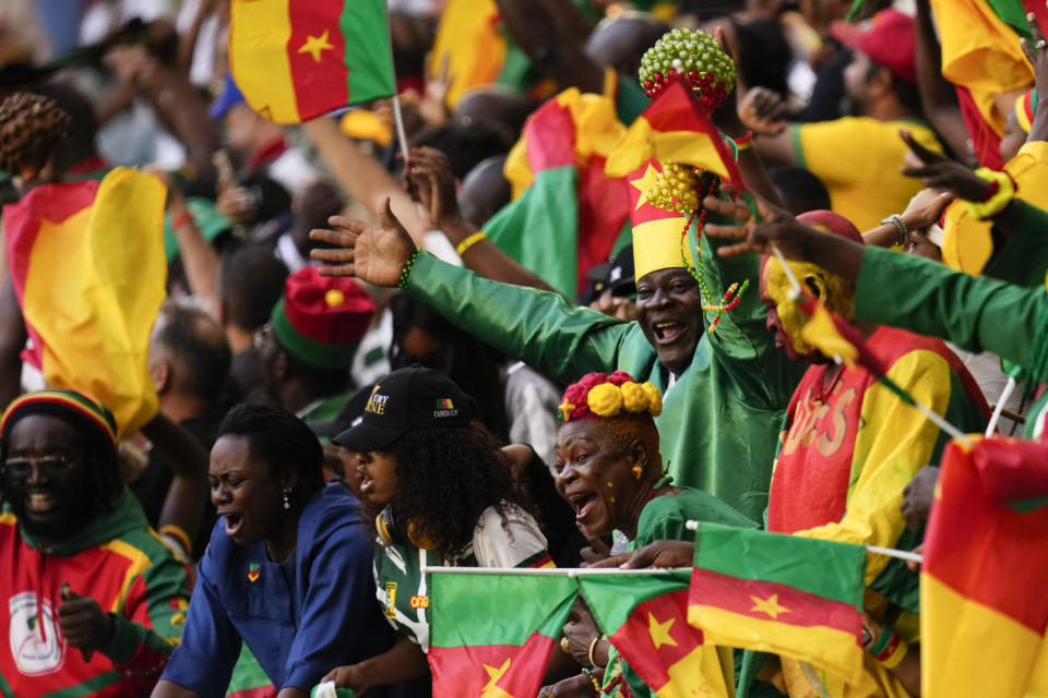 Aficionados de Camerún animan durante un partido del Grupo G entre Camerún y Serbia, en el estadio Al Janoub, en Al Wakrah, Qatar, el 28 de noviembre de 2022. (AP Foto/Manu Fernández)