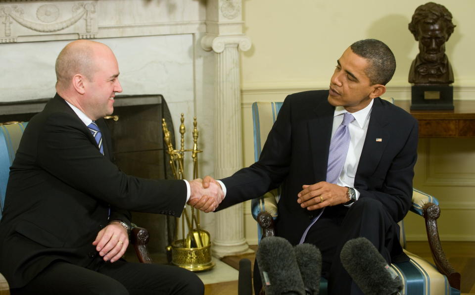 U.S. President Barack Obama shakes hands with Sweden's Prime Minister Fredrik Reinfeldt (L) during meetings in the Oval Office of the White House in Washington, DC, November 2, 2009.