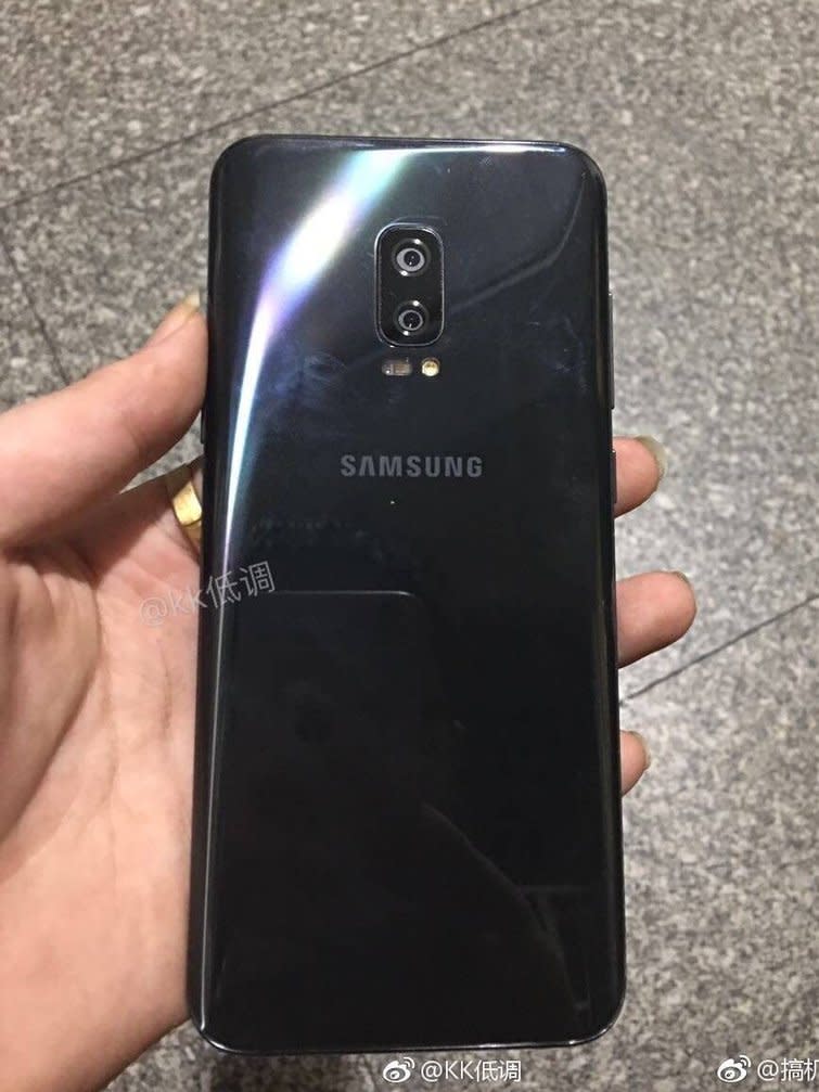 An alleged working prototype of the Galaxy S8 has two cameras. Credit: KK