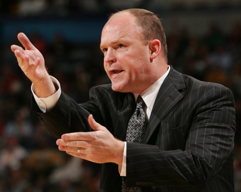 BUCKS02, SPT, MARYJO WALICKI, 2 OF MANY - Milwaukee Bucks head coach Scott Skiles argues a call with the refs Saturday, 11/1/08, at the Bradley Center.   MARYJO WALICKI/MWALICKI@JOURNALSENTINEL.COM