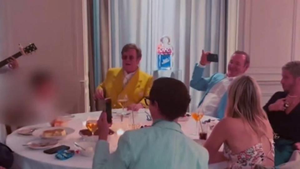 Elton John and Kevin Spacey sing Elvis hit while enjoying meal out. (PA/Snugglers.Music/Instagram)