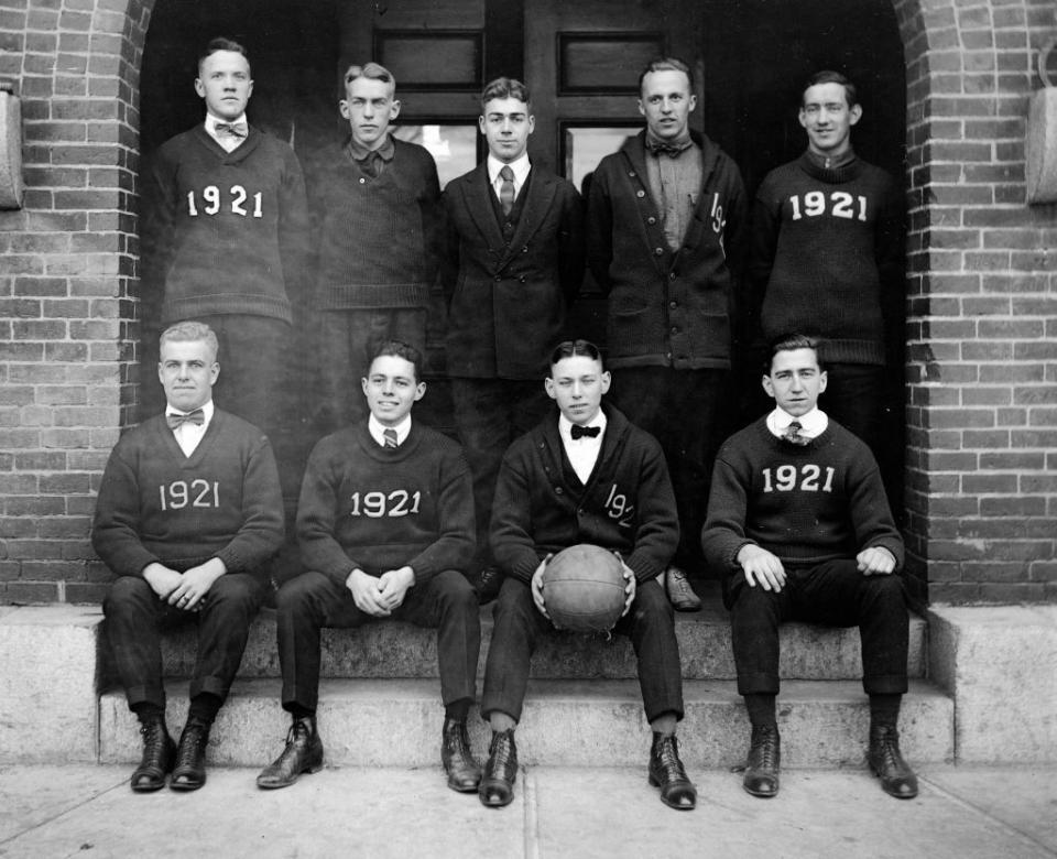 <p>The 1921 men's basketball players from the University of New Hampshire pose for a team photo.</p>