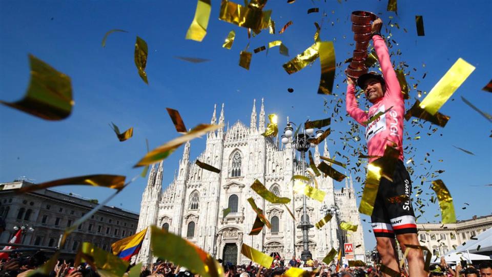 El holandés Tom Domoulin celebra como ganador del Giro de Italia 2017. / Foto: Lanacion.Com