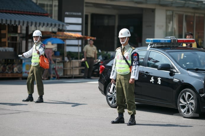 憲兵205指揮部接受命令後，至現場進行交通管制，並運用手勢搭配哨音引導當地民眾疏散，以及在各路段進行戒備，以防護當地旅、遊客安全。（軍聞社記者陳軍均攝）