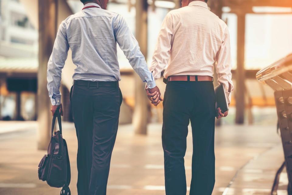 Si sales con alguien del trabajo, mantén el contacto físico al mínimo en el entorno laboral. <a href="https://www.shutterstock.com/image-photo/two-asian-business-men-walking-hand-1048582697" rel="nofollow noopener" target="_blank" data-ylk="slk:FLUKY FLUKY / Shutterstock;elm:context_link;itc:0;sec:content-canvas" class="link ">FLUKY FLUKY / Shutterstock</a>