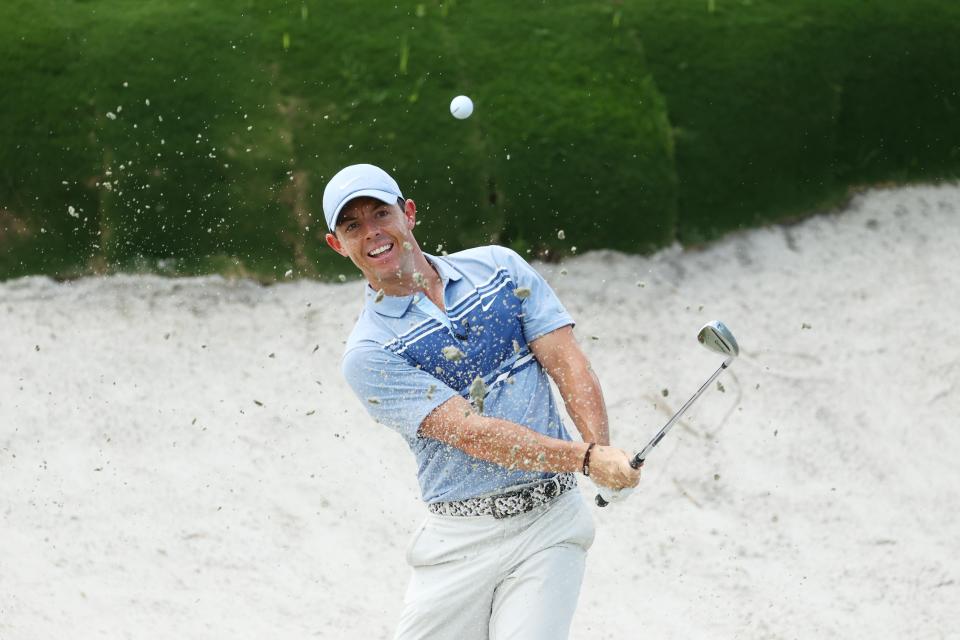 Rory McIlroy juega un tiro desde un búnker en el segundo hoyo durante el domingo TaylorMade Driving Relief en Seminole Golf Club en Juno Beach.