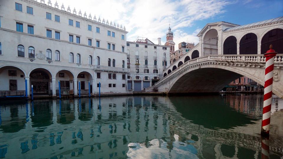 Stille Wasser: Die Rialtobrücke in Venedig.