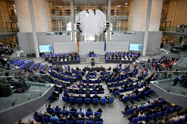 Die Abgeordneten der AfD sind der Rede des ukrainischem Präsidenten Wolodymyr Selenskyj am Dienstag im Bundestag größtenteils ferngeblieben. "Wir lehnen es ab, einen Redner im Tarnanzug anzuhören", erklärten die Fraktionschefs in Berlin. (RALF HIRSCHBERGER)