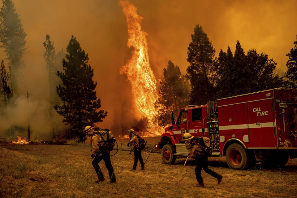 El incendio cerca de Jerseydale, condado Mariposa, California, el 23 de julio del 2022. (Foto AP/Noah Berger)