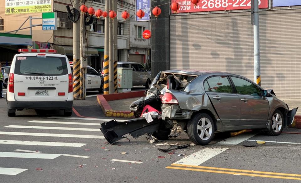 一輛公車25日行經台中市大甲區育英路時，沿路衝撞路邊停放的車子，殃及8車受損。 （民眾提供）