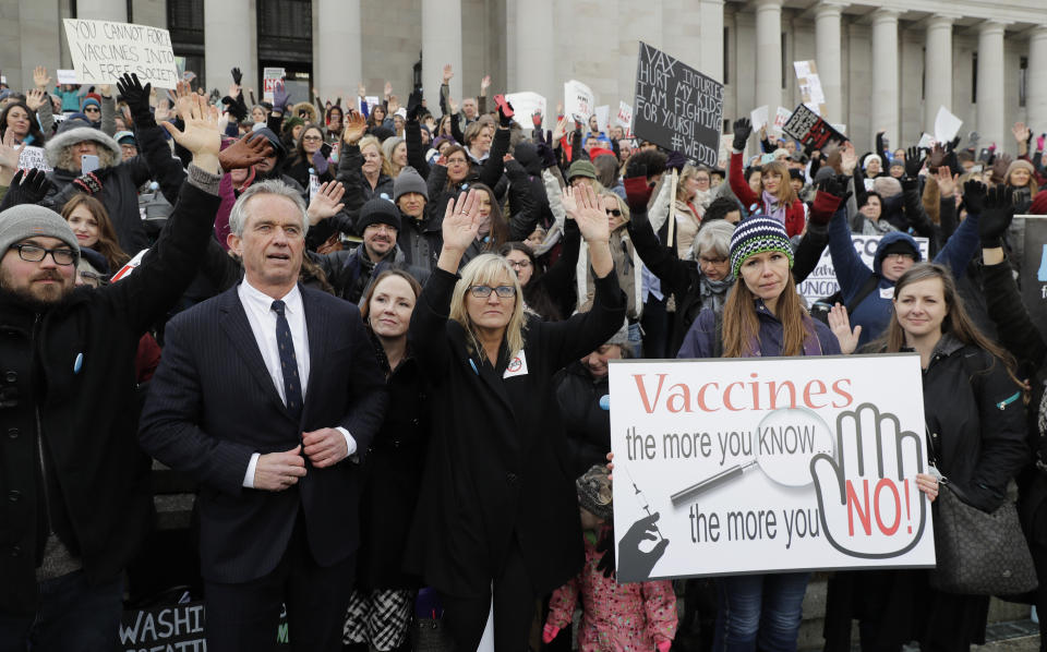 ARCHIVO - En esta fotografía del 8 de febrero de 2019 unos manifestantes protestan contra las vacunas en Olympia, Washington. (AP Foto/Ted S. Warren, Archivo)