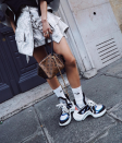 <p>Fashion-Blogger wie Aimee Song haben nicht nur sportliche Sneaker wieder für sich entdeckt, sondern auch Tennissocken von Nike, New Balance, Adidas und Co. Diese werden allerdings nicht etwa zu lässigen Jeans oder Trainingshosen kombiniert, sondern zu eleganten Miniröcken aus Satin oder Leder. (Bild: Instagram/songofstyle) </p>