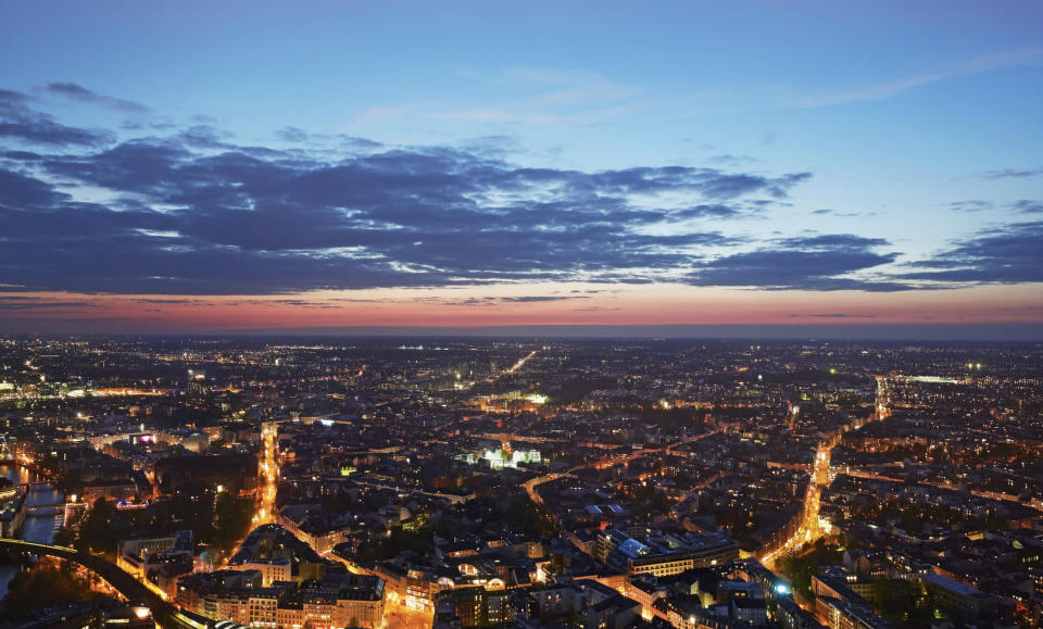 Berlin bei Dämmerung: Strom wird lange nicht nur dort benötigt, wo wir ihn sehen können. (Bild: Getty Images)