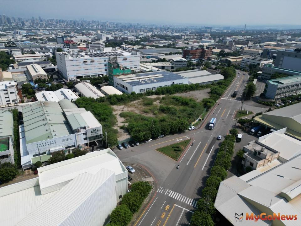 ▲基地雙面臨路，土地面積為2098.75坪，土地使用分區為乙種工業區，建蔽率與容積率為70％與210％，開標日為2023年12月13日。(圖/第一太平戴維斯)