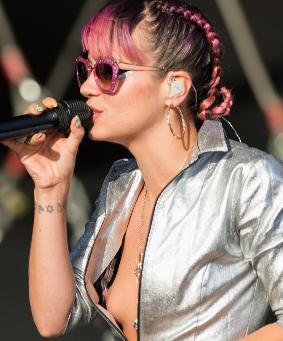 Im futuristischen Outfit gab Lily Allen beim V Festival in der englischen Stadt Chelmsford alles. Dabei zeigte die Sängerin wohl mehr (körperlichen) Einsatz als vorgesehen. Klar, der Reißverschluss des spacigen Einteilers war mit Absicht so weit heruntergezogen, um Dekolleté zu zeigen. Aber gleich die ganze Brust wollte die Britin mit Sicherheit nicht entblößen. (Bild: Getty Images)