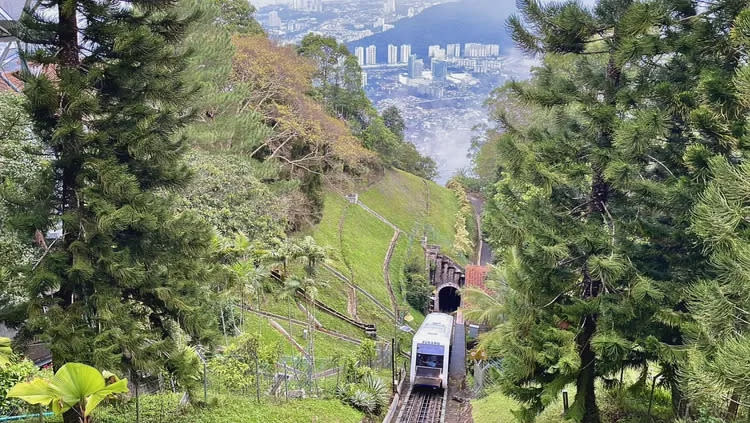 搭乘升旗山纜車從海拔821公尺的制高點俯瞰檳城全景。雄獅旅遊提供