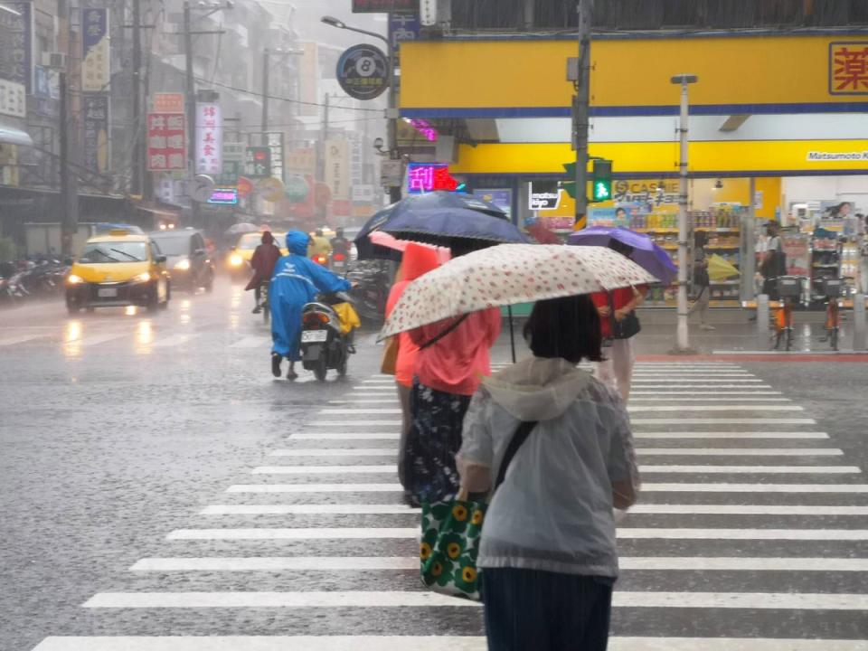 收假日全台有雨，國道北上交通預估為平日的1.4倍。（圖：雨天示意圖，黃麗鳳攝）