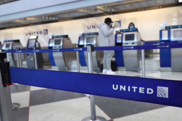 Scott Olson / Getty Images United Airlines queue.