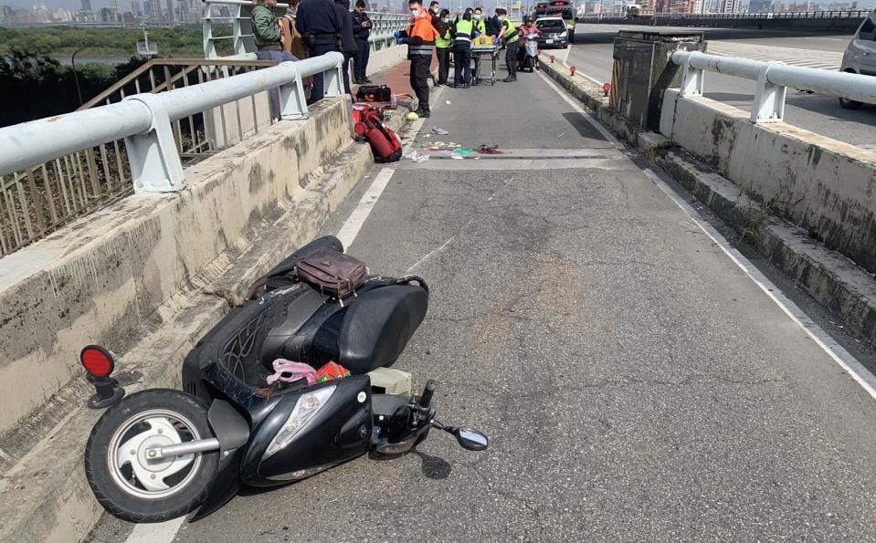 老婦騎機車在機車道自摔。（圖／翻攝畫面）