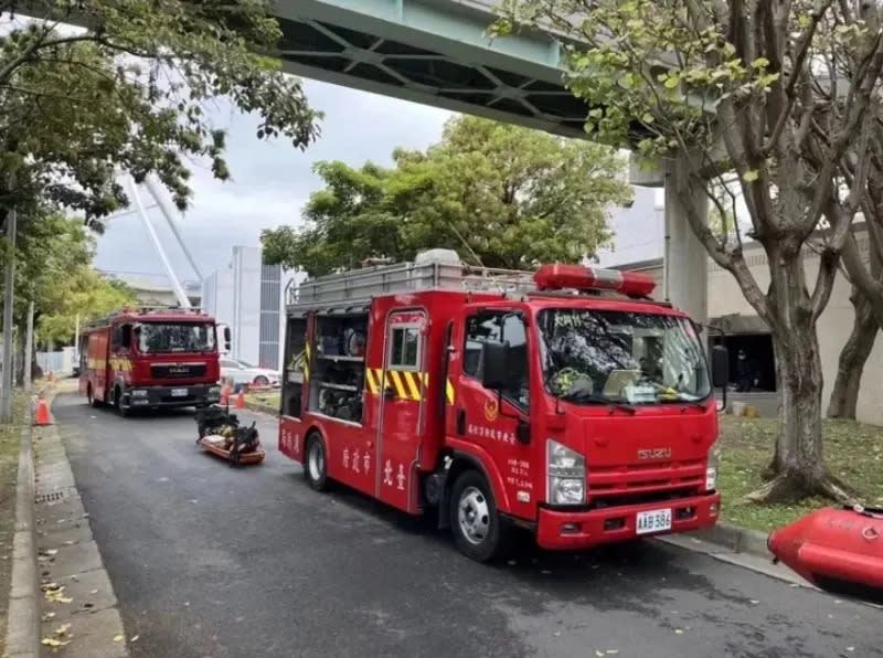 ▲3日上午，台北市迪化污水處理廠發生工安意外，一名40多歲張姓員工，於進行二沉池浮沫清理時不慎掉落池內，張員被救出時已無呼吸心跳，送醫搶救不治。（圖／翻攝畫面）