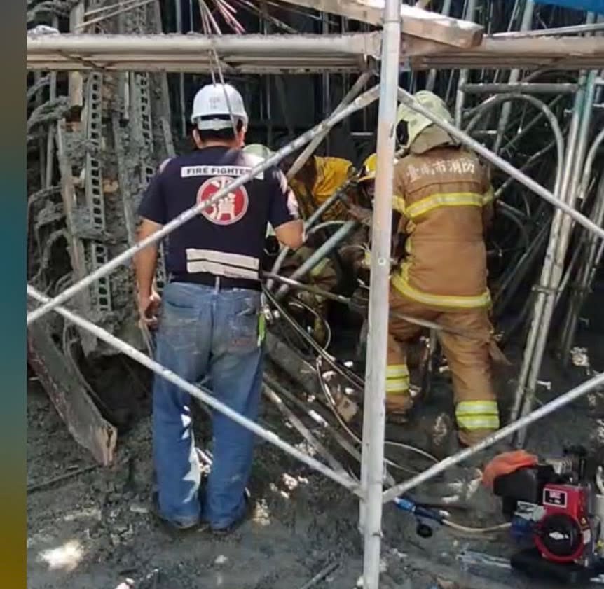 台南文化中心E5立體停車場新建工程鷹架倒塌，一名女工人受困，警消全力搶救。（圖：消防局提供）