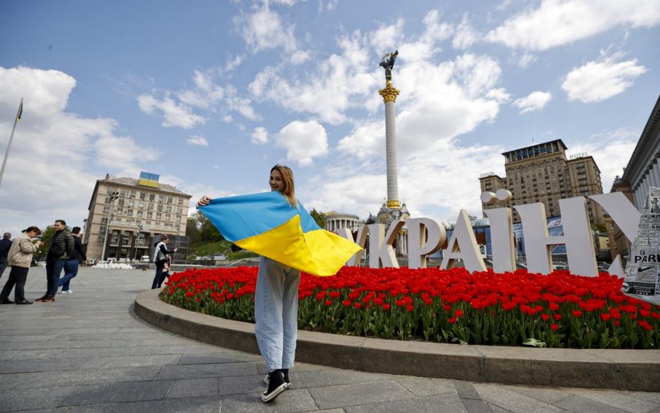 People enjoy the weekend at Independence Square in Kyiv, Ukraine, amid Russian attacks across the country, on May 1, 2022. - Dogukan Keskinkilic/Anadolu