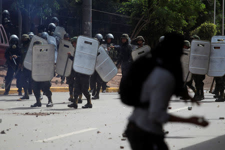 A supporter of Salvador Nasralla, presidential candidate for the Opposition Alliance Against the Dictatorship, prepares to throw a stone toward military police during a protest while waiting for official presidential election results in Tegucigalpa, Honduras November 30, 2017. REUTERS/Jorge Cabrera