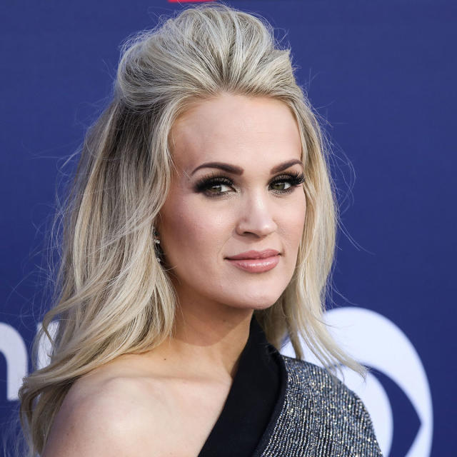 Carrie Underwood's Bikini Selfie Shows Walk-In Closet Hack, Fans React