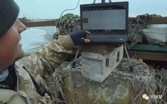 烏軍在戰場上巧妙結合平板電腦與「星鏈」衛星通信系統，對俄軍進行精準打擊。 圖 : 翻攝自環球網