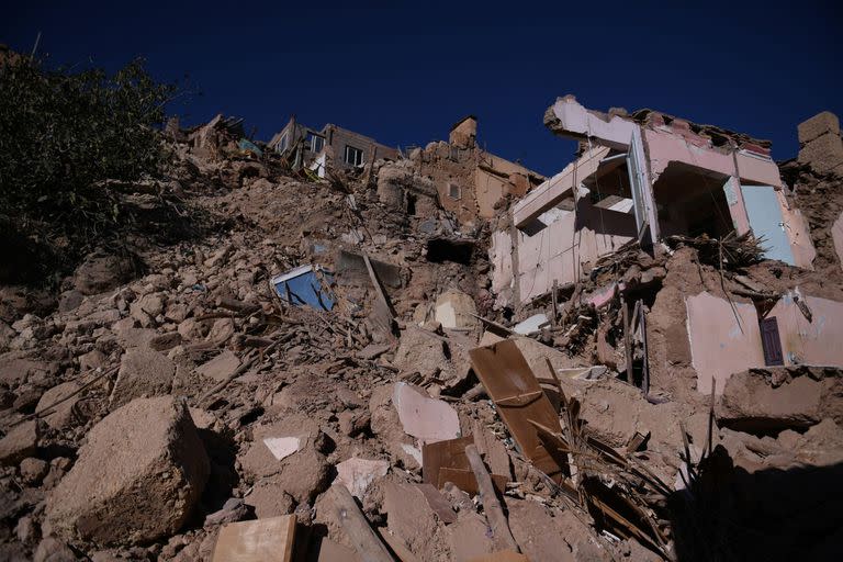 Una hombre observa los escombros de las casas provocados por el terremoto, a 10 de septiembre de 2023, en Moulay Brahim, provincia de Al Haouz (Marruecos)
