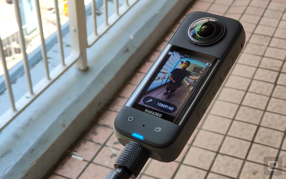 Insta360 X3 新增了「跟拍模式」讓相機自動取景，確保自拍棒隱形之餘也能準確追蹤著自己。