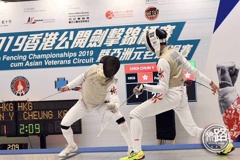 張家朗（左）於決賽舞台上硬憾蔡俊彥。