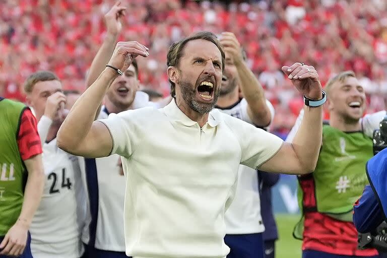 Gareth Southgate, DT de Inglaterra, festeja exultante la clasificación para las semifinales de la Eurocopa 2024