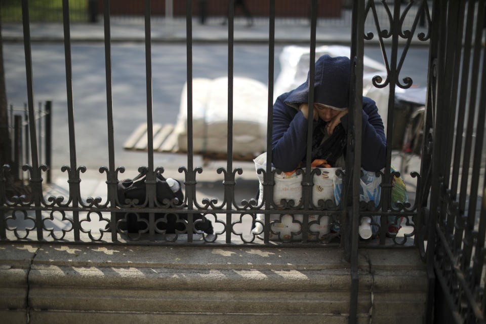 Una mujer espera afuera de una iglesia para un almuerzo gratis en Buenos Aires, Argentina, el lunes 30 de septiembre de 2019. (AP Foto / Natacha Pisarenko)