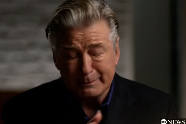 “Yo no apreté el gatillo”, dijo Alec Baldwin, quebrado, en su primera entrevista televisiva tras la tragedia