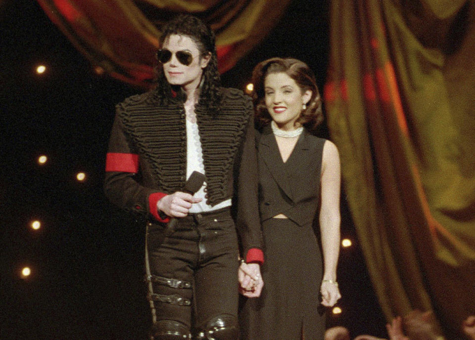 ARCHIVO - Michael Jackson y Lisa Marie Presley-Jackson reciben el aplauso del público tras subir al escenario al comienzo de la 11a entrega de los Premios MTV a los Videos Musicales el 8 de septiembre de 1994. Presley, cantante y la única descendiente de Elvis Presley, fue hospitalizada el jueves 12 de enero de 2023, dijo su madre en un comunicado. Paramédicos del condado de Los Angeles fueron enviados a una casa en Calabasas a las 10:37 a.m. tras recibir un reporte de una mujer que sufrió un paro cardiaco, dijo Craig Little, vocero del departamento de bomberos del condado. (Foto AP/Bebeto Matthews, archivo)