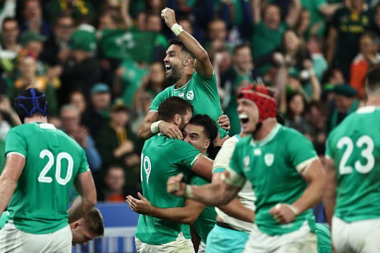 El medio scrum Conor Murray, en lo más alto del festejo de los rugbiers irlandeses por el triunfo ante Sudáfrica