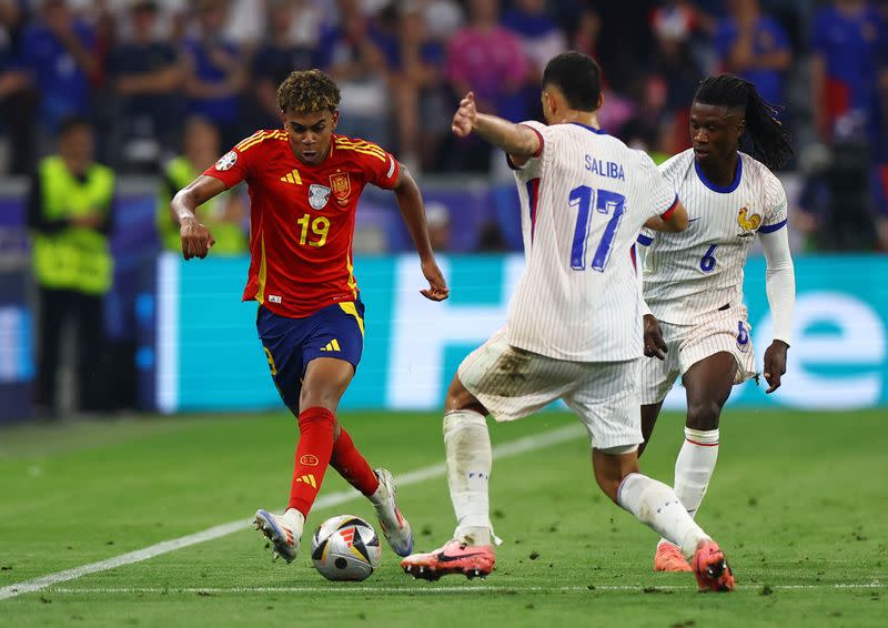 Foto del martes del delantero español Lamine Yamal ante los jugadores de Francia William Saliba y Eduardo Camavinga