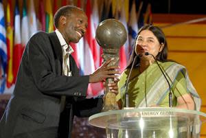 Maneka Gandhi (right) presented an Energy Globe to the Winner John Kamau Maina (left) in 2007