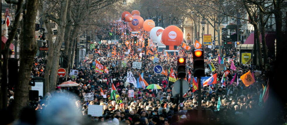 À la SNCF, l'intersyndicale n'appelle pas à la grève ce samedi, seulement à manifester.  - Credit:MARTIN NODA / Hans Lucas via AFP