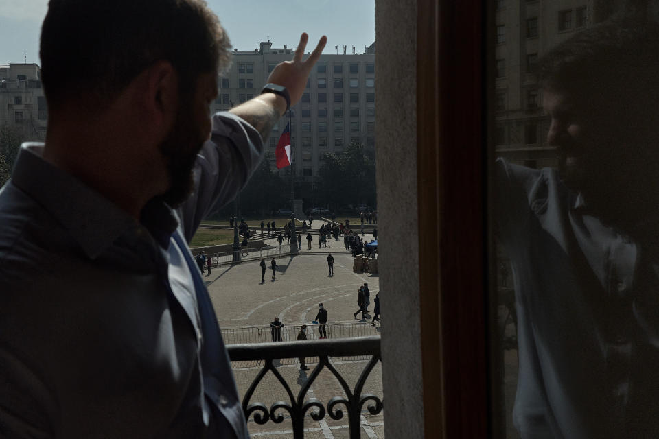 El presidente se asoma desde el balcón de la casa presidencial, Palacio de la Moneda, 12 de agosto—la misma que usó para su discurso el día de su toma de posesión como presidente.<span class="copyright">Luján Agusti for TIME</span>