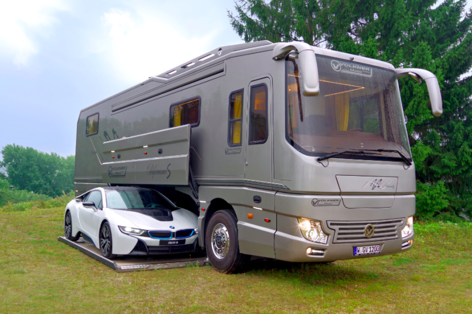 Los coches caben dentro del garaje integrado de la autocaravana Volkner Mobil Performance S. (Caters)