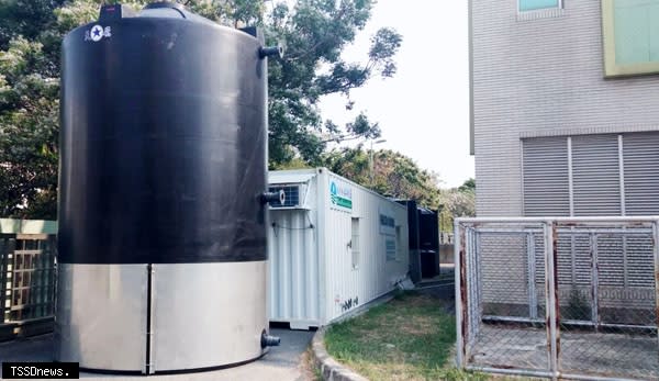 南市首座貨櫃型RO淨水設備運至樹谷園區，預估三月底前完成調整測試及檢驗供水。<br /><br />（記者李嘉祥攝）
