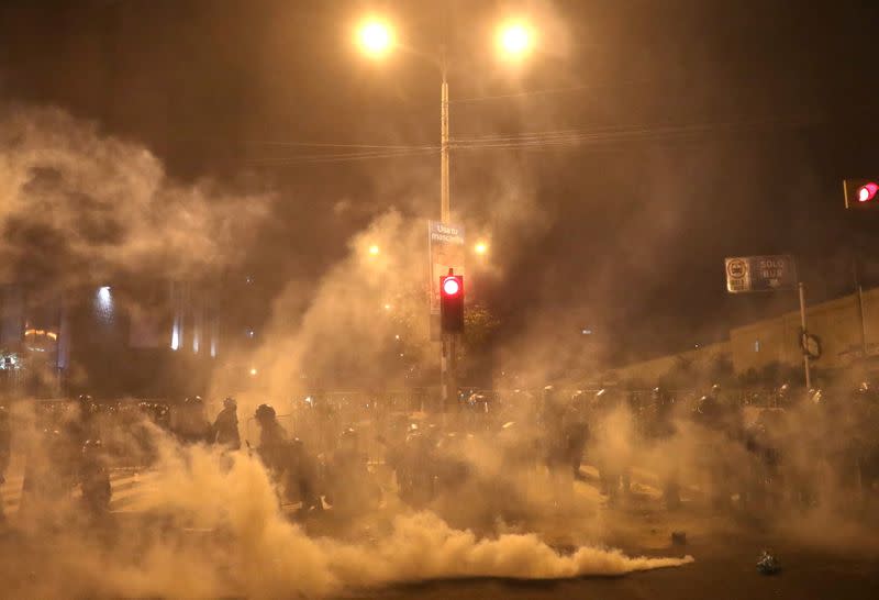 Foto del jueves de enfrentamientos entre manifestamtes y la policía en Lima