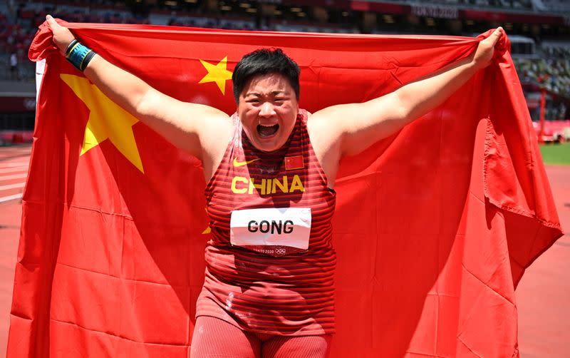 Foto del domingo de la china Gong Lijiao celebrando tras ganar el oro en la final del lanzamiento de bala.